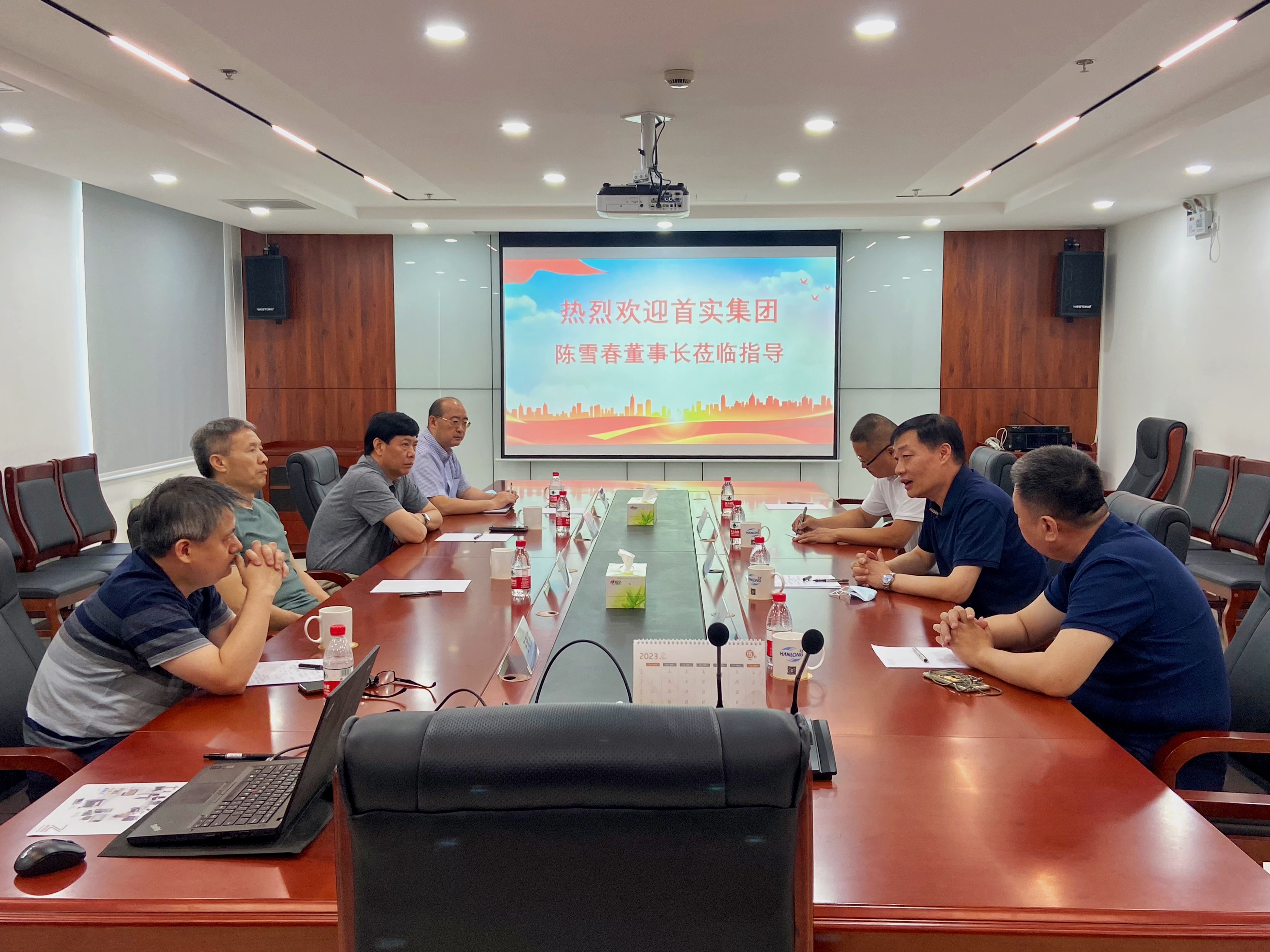 首都實(shí)業(yè)投資有限公司董事長陳雪春一行到北京市漢龍實(shí)業(yè)有限公司考察指導(dǎo)工作